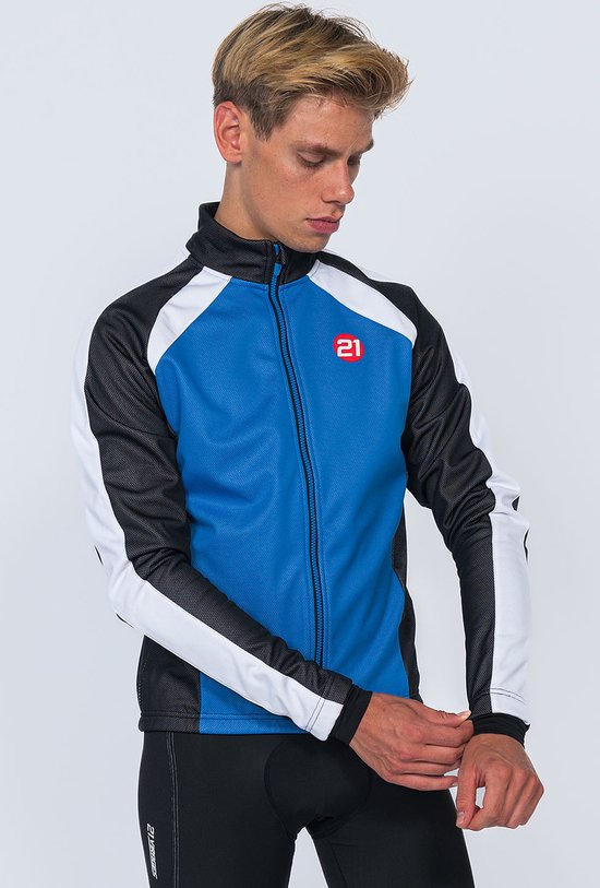 Heren fietsjack met blauw, zwart en wit. Man van de voorkant de rits aanpassend.