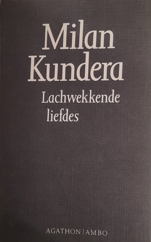 Boek "Lachwekkende liefdes" van Milan Kundera. Donkergrijs omslag met witte tekst. AGATHON | AMBO.