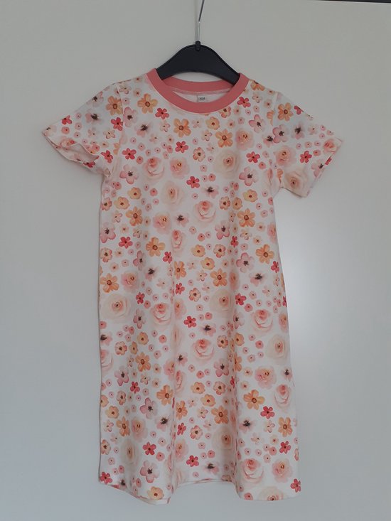 Kinder nachthemd | Meisjes nachtjapon | meisjes pyama | Vrolijke bloemen print | Creme/ Roze | Maat 104 | Korte mouwen