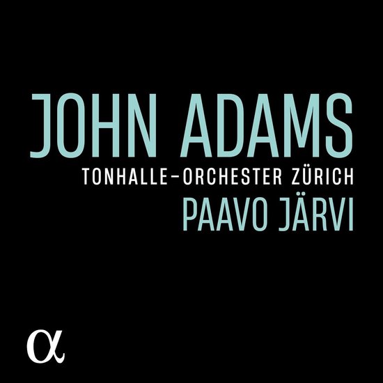 Albumhoes met de tekst JOHN ADAMS, TONHALLE-ORCHESTER ZÜRICH, PAAVO JÄRVI op een zwarte achtergrond.