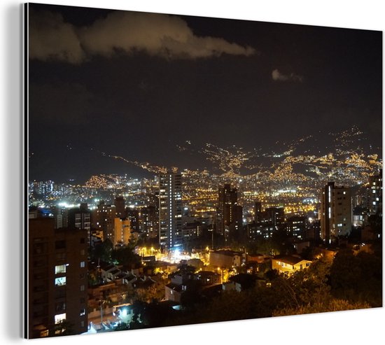 Wanddecoratie Metaal - Aluminium Schilderij Industrieel - De skyline van Medellin in de avond in het Zuid-Amerikaanse Colombia - 120x80 cm - Dibond - Foto op aluminium - Industriële muurdecoratie - Voor de woonkamer/slaapkamer