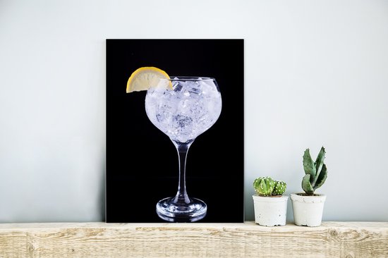 Wanddecoratie Metaal - Aluminium Schilderij Industrieel - Gin tonic cocktail met citroen op een zwarte achtergrond - 30x40 cm - Dibond - Foto op aluminium - Industriële muurdecoratie - Voor de woonkamer/slaapkamer