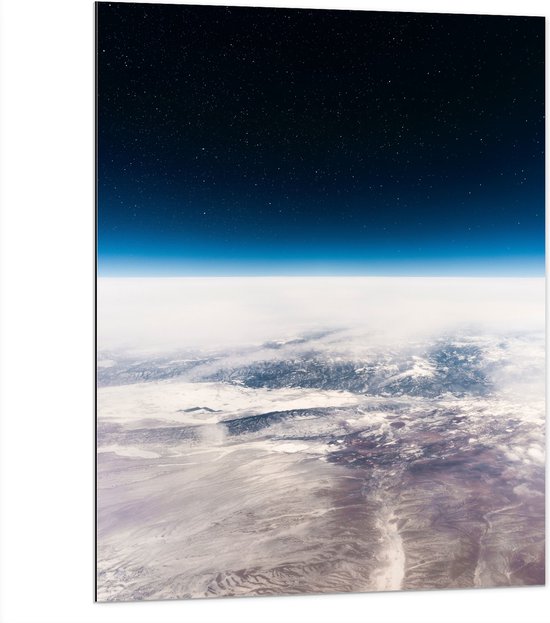 WallClassics - Dibond - Uitzicht over de Aarde in de Ruimte - 75x100 cm Foto op Aluminium (Wanddecoratie van metaal)
