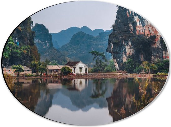 WallClassics - Dibond Ovaal - Huisje bij Water en Bergen - Vietnam - 40x30 cm Foto op Ovaal (Met Ophangsysteem)