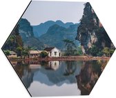 WallClassics - Dibond Hexagon - Huisje bij Water en Bergen - Vietnam - 40x34.8 cm Foto op Hexagon (Met Ophangsysteem)