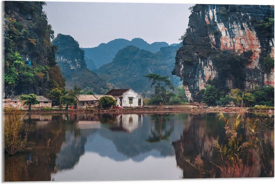 WallClassics - Acrylglas - Huisje bij Water en Bergen - Vietnam - 75x50 cm Foto op Acrylglas (Met Ophangsysteem)