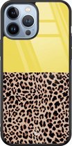 Casimoda® hoesje - Geschikt voor iPhone 13 Pro Max - Luipaard Geel - Luxe Hard Case Zwart - Backcover telefoonhoesje - Geel