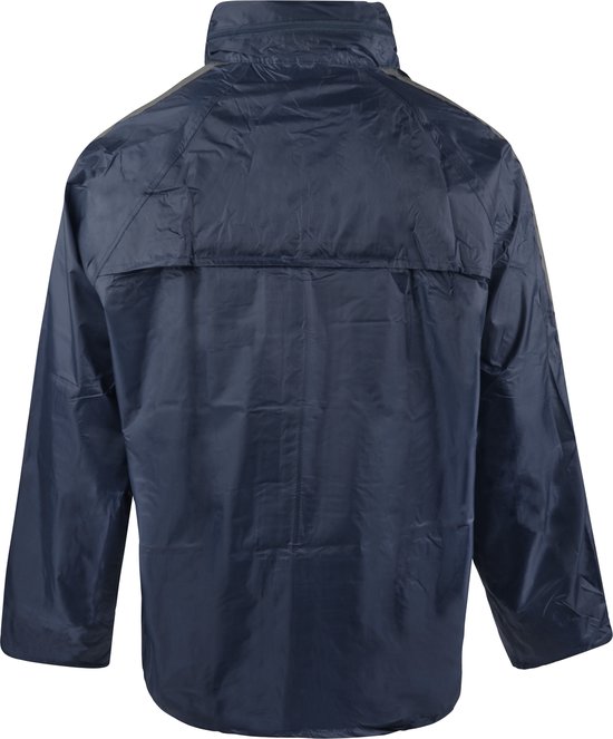 Donkerblauwe regenjas met capuchon, van achteren gezien.