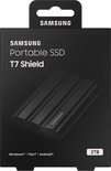 Verpakking van Samsung Portable SSD T7 Shield 2TB in zwart, met ribbelpatroon.