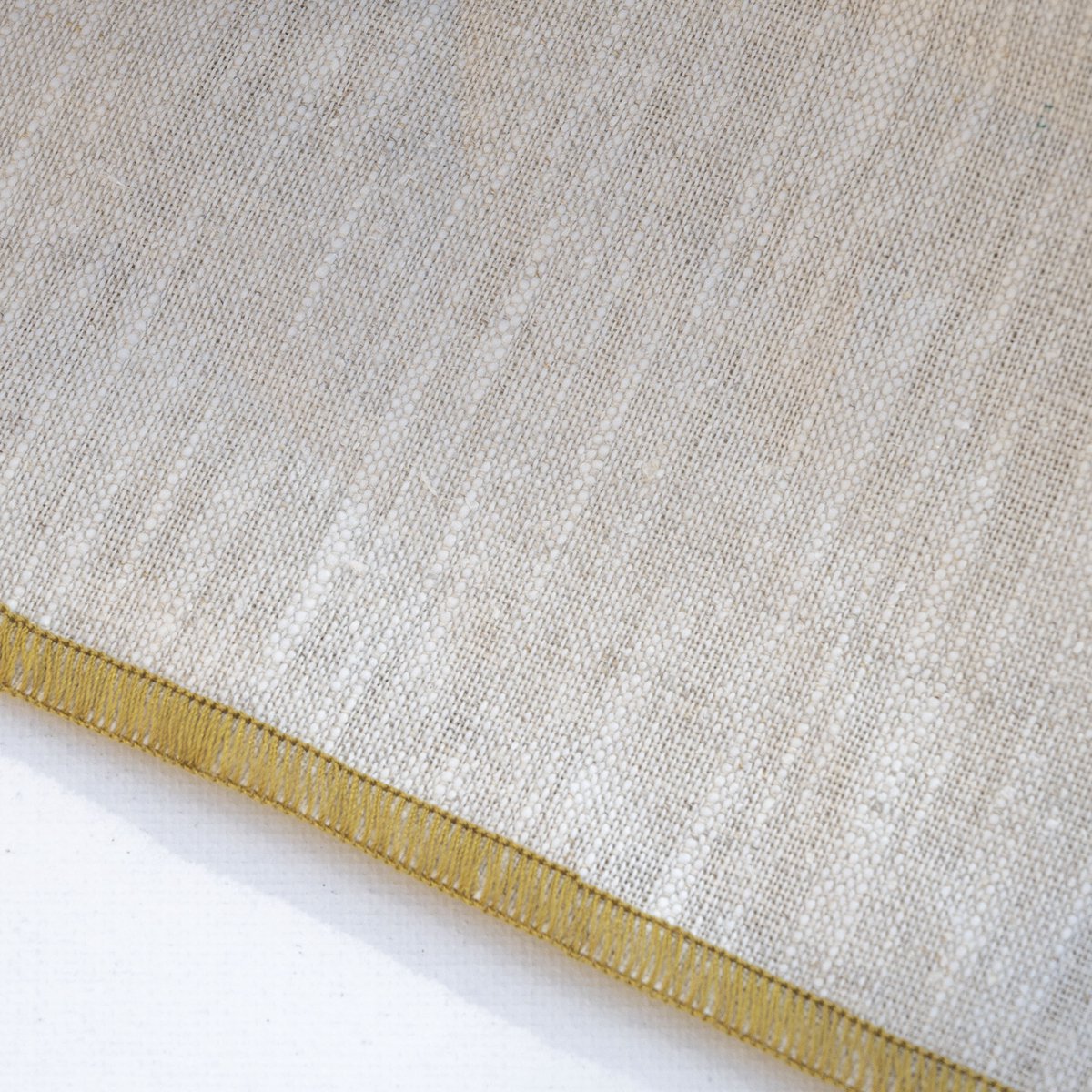 100% gewassen linnen tafelkleed - Naturel met goudgele rand - BliekTofTafelen - 140x350 cm
