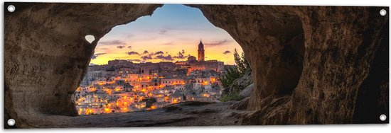 WallClassics - Tuinposter – Uitzicht op Dorpje vanuit Stenen Grot - 120x40 cm Foto op Tuinposter  (wanddecoratie voor buiten en binnen)