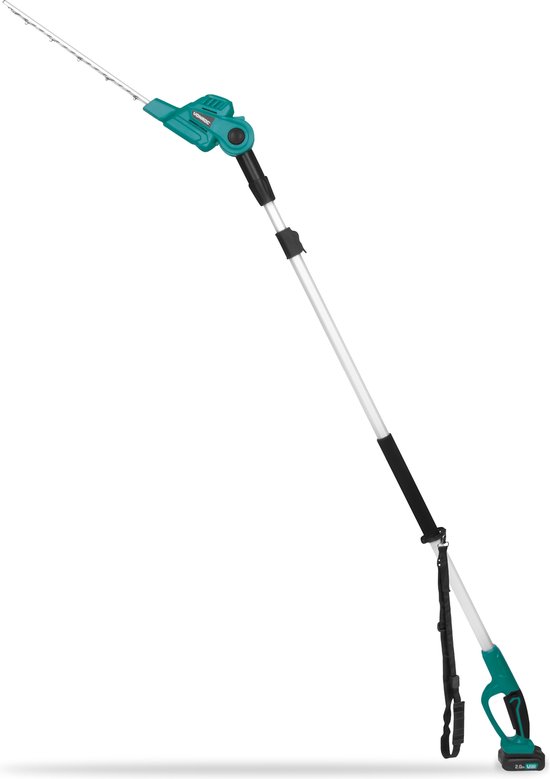 Lange, groene telescoop heggenschaar met accu, draagband en zilveren schacht, geïsoleerd.