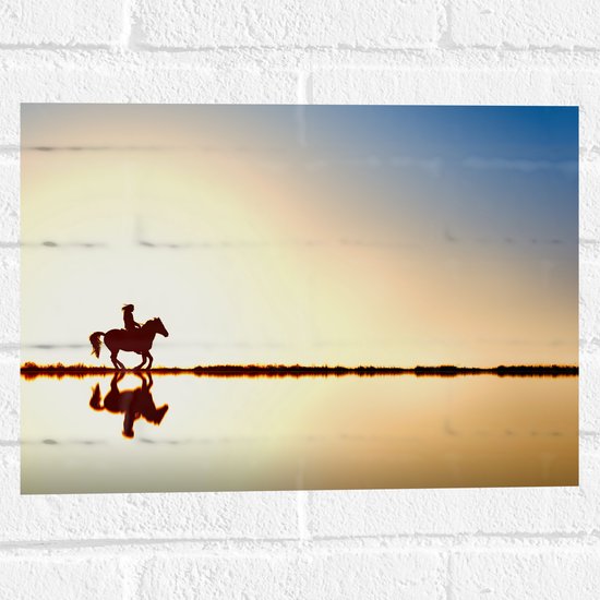 WallClassics - Muursticker - Paardrijder Langs het Water met Ondergaande Zon - 40x30 cm Foto op Muursticker