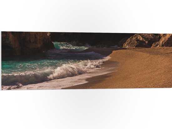 WallClassics - PVC Schuimplaat- Aanspoelende Golven op Strand met Rotsen - 120x40 cm Foto op PVC Schuimplaat