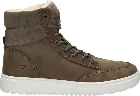 Linker zijkant van een donkerbruine hoge sneakerlaars met witte zool, teddy voering en taupe suède kraag.