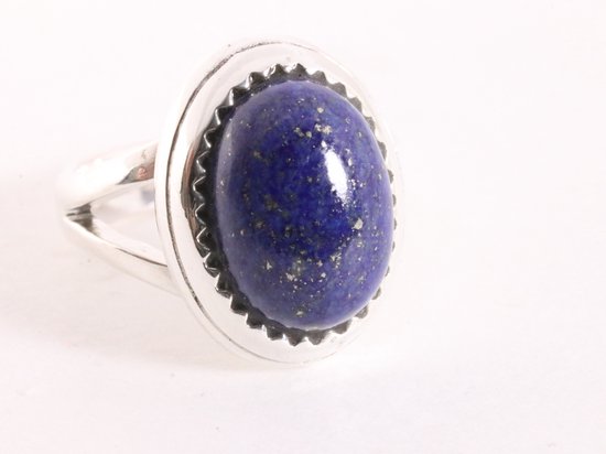 Bewerkte zilveren ring met lapis lazuli - maat 19.5