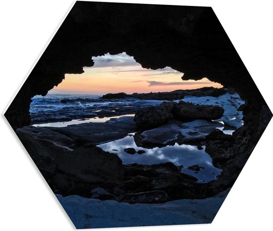 WallClassics - PVC Schuimplaat Hexagon  - Grote Rotsen in het Water - 60x52.2 cm Foto op Hexagon (Met Ophangsysteem)