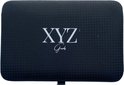 Zwarte etui met XYZ Goods logo, heeft een ruitpatroon.