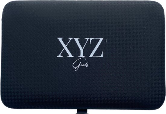 Zwarte etui met XYZ Goods logo, heeft een ruitpatroon.