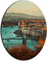 WallClassics - Dibond Ovaal - Zijaanzicht van Hongaars Parlementsgebouw - 21x28 cm Foto op Ovaal (Met Ophangsysteem)