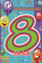 Gefeliciteerd! Je bent 8 jaar geworden! Een feestelijke en kleurrijke kaart met slingers en ballonnen met blije gezichten! Een leuke kaart om zo te geven of om bij een cadeau te voegen. Een dubbele wenskaart inclusief envelop en in folie verpakt.