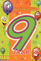 Gefeliciteerd! Je bent 9 jaar geworden! Een feestelijke en kleurrijke kaart met slingers en ballonnen met blije gezichten! Een leuke kaart om zo te geven of om bij een cadeau te voegen. Een dubbele wenskaart inclusief envelop en in folie verpakt.