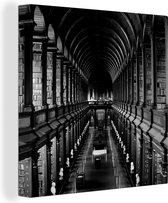 Canvas Schilderij Bibliotheek van het Trinity College in Ierland - zwart wit - 90x90 cm - Wanddecoratie