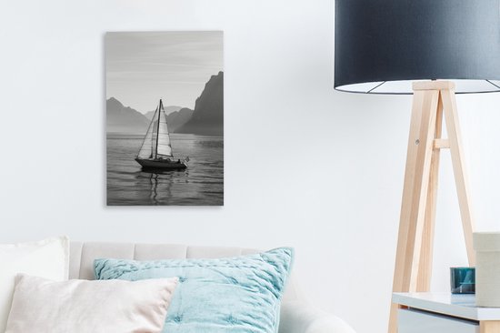Tableau sur toile Voilier sur les eaux calmes du lac des Quatre-Cantons en Suisse - noir et blanc - 20x30 cm - Décoration murale