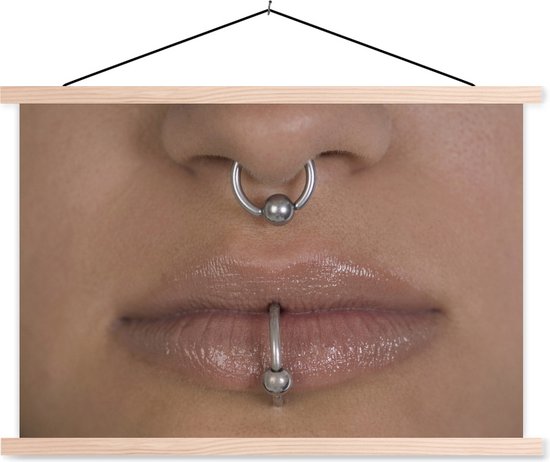 Piercing nez et bouche d'une affiche d'école de femme lattes plates vierges  90x60 cm -... | bol.com