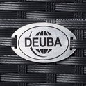 Detail van het metalen DEUBA-logo op de geweven zwarte polyrattan structuur.