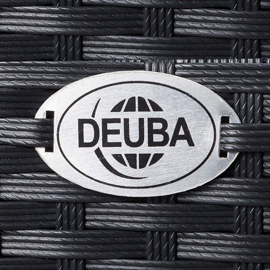 Detail van het metalen DEUBA-logo op de geweven zwarte polyrattan structuur.
