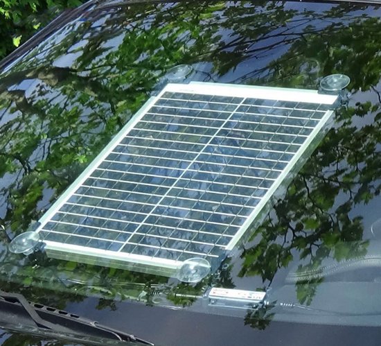 OptiMate zonnepaneel gemonteerd met zuignappen aan de binnenkant van een autoruit.
