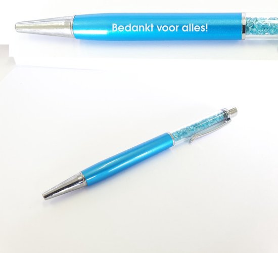 Stylo bleu avec détails argentés et cristaux, inscription "Bedankt voor alles!".