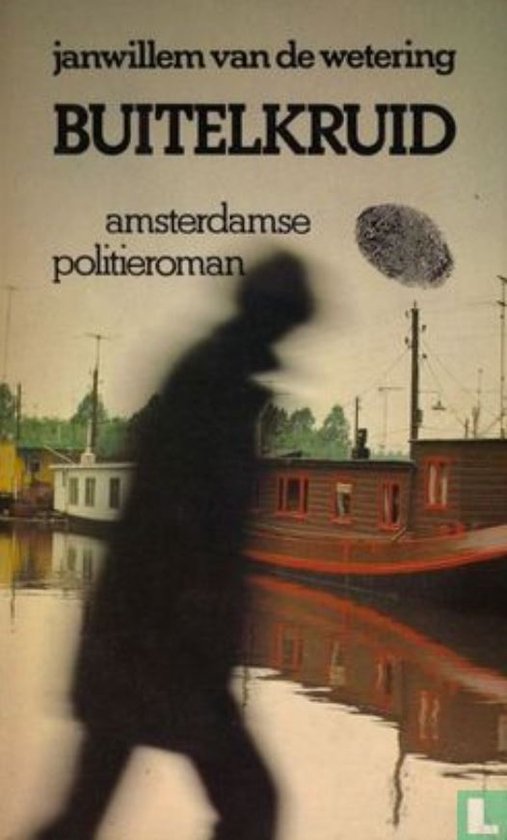 Boekcover met titel "BUITELKRUID" van Janwillem van de Wetering. Een schimmige figuur loopt langs een gracht met boten. Vingerafdruk in de hoek.