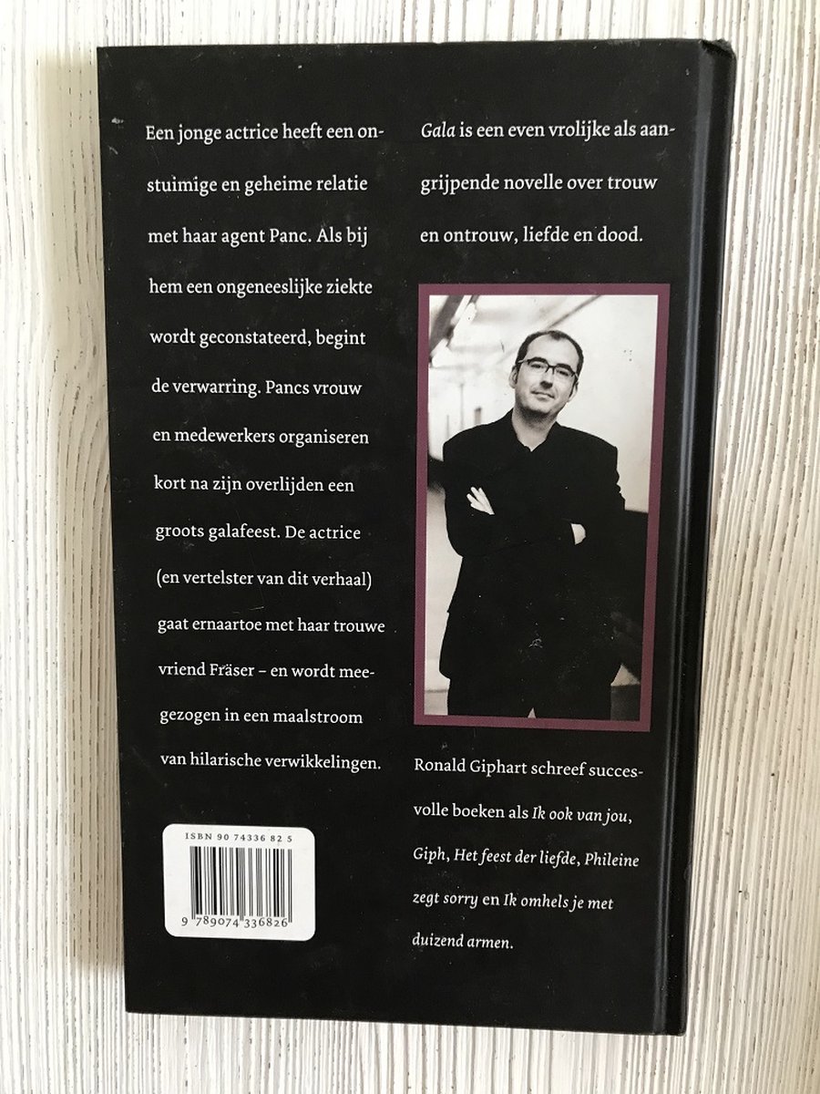Achterkant van het boek 'Gala' van Ronald Giphart met een foto van de auteur.