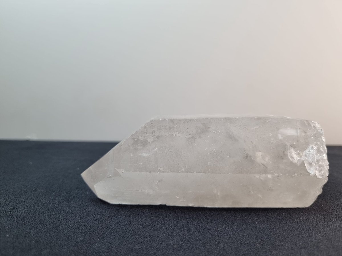 Bergkristal/Paal decoratieve edelsteen. 285 gram. 11 bij 6 cm.