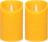 2x Oker gele LED kaarsen / stompkaarsen 12,5 cm - Luxe kaarsen op batterijen met bewegende vlam