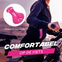 Femme à vélo avec insert rose pour cuissard, avec le texte 'Perfecte pasvorm' et 'Comfortabel op de fiets'.