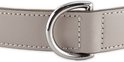 Detail van lichtgrijze leren halsband met D-ring.