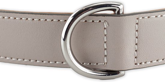 Detail van lichtgrijze leren halsband met D-ring.
