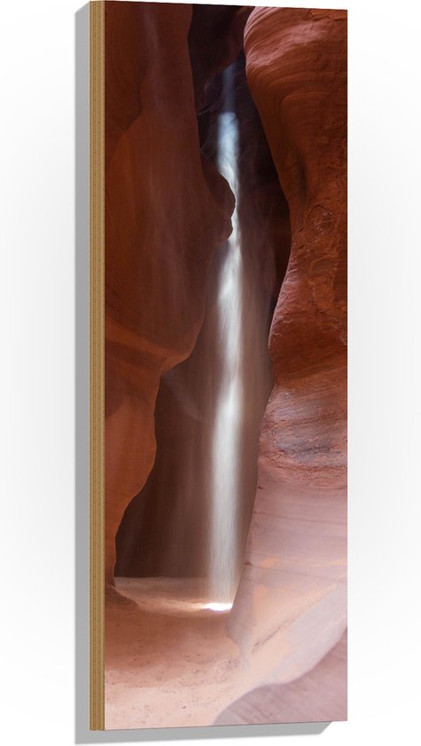 WallClassics - Hout - Felle Lichtstraal bij Antelope Canyon - 30x90 cm - 12 mm dik - Foto op Hout (Met Ophangsysteem)