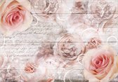 Fotobehangkoning - Behang - Vliesbehang - Fotobehang - Rose Work - Bloemen - Pioenrozen - Rozen op Houten Planken - 350 x 245 cm