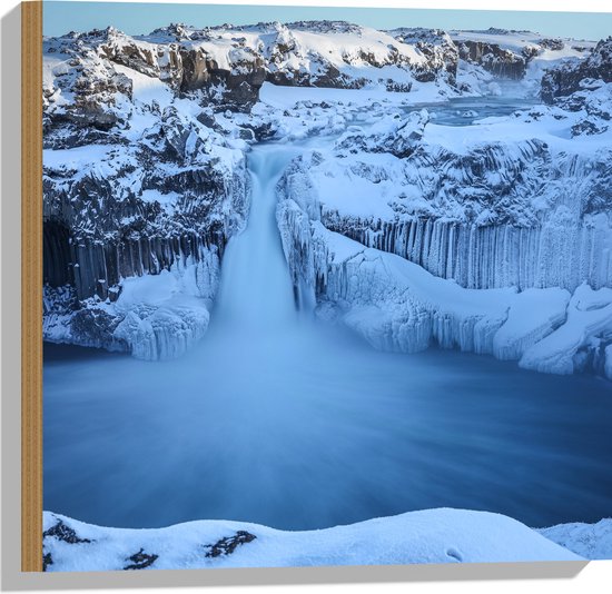 WallClassics - Hout - Stromende Steile Waterval  - 50x50 cm - 12 mm dik - Foto op Hout (Met Ophangsysteem)