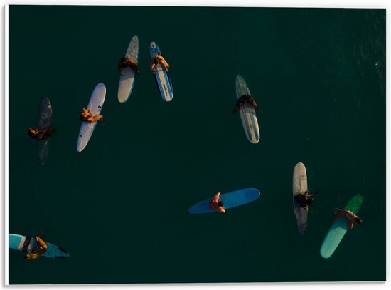 WallClassics - PVC Schuimplaat - Bovenaanzicht van Groep Surfers op Oceaan - 40x30 cm Foto op PVC Schuimplaat (Met Ophangsysteem)