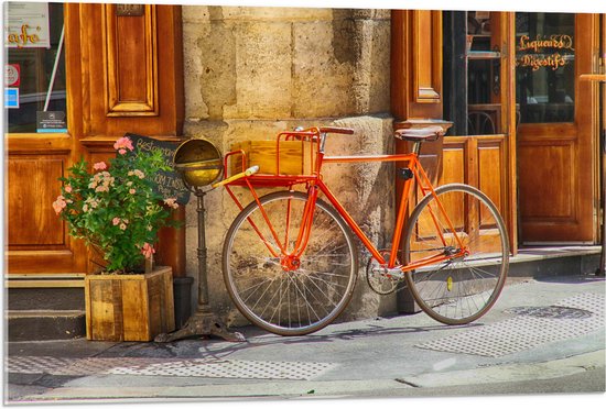 WallClassics - Acrylglas - Oranje Fiets bij Stenen Gebouw - 90x60 cm Foto op Acrylglas (Met Ophangsysteem)