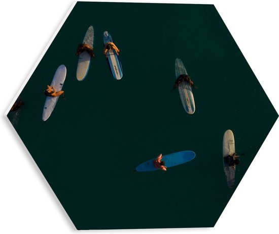 WallClassics - PVC Schuimplaat Hexagon  - Bovenaanzicht van Groep Surfers op Oceaan - 30x26.1 cm Foto op Hexagon (Met Ophangsysteem)
