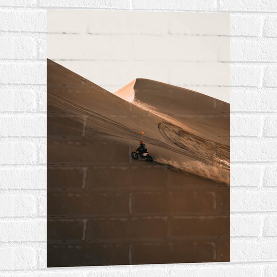 WallClassics - Muursticker - Motorcrosser met Oranje Vlag op Berg in Woestijn - 50x75 cm Foto op Muursticker