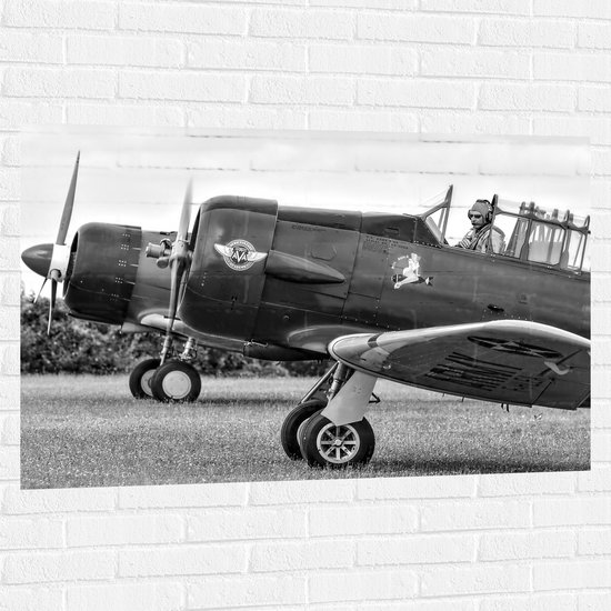 WallClassics - Muursticker - Piloot in Klein Vliegtuigje in het zwart/wit - 120x80 cm Foto op Muursticker