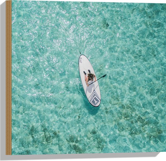 WallClassics - Hout - Bovenaanzicht van Suppende Vrouw op Heldere Oceaan - 50x50 cm - 12 mm dik - Foto op Hout (Met Ophangsysteem)