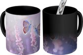Magische Mok - Foto op Warmte Mokken - Koffiemok - Vlinder - Lavendel - Bloemen - Paars - Magic Mok - Beker - 350 ML - Theemok